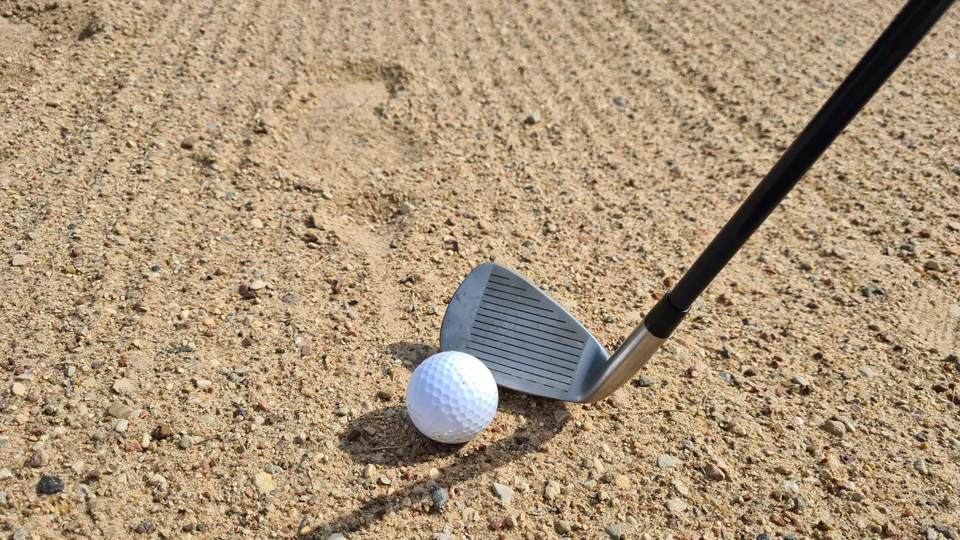 En av våra bästa wedgar bakom golfboll i bunkersand