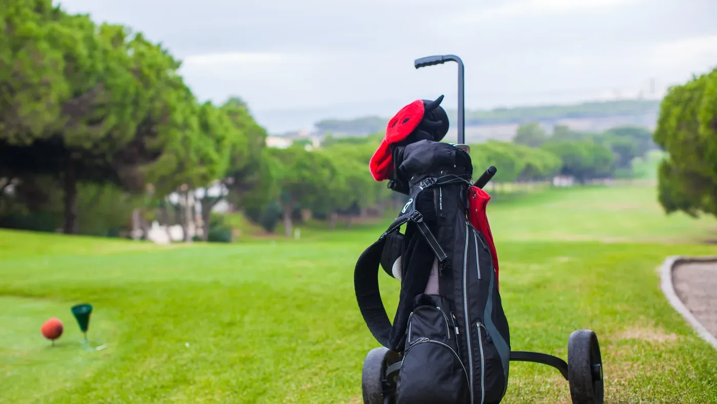 Bästa golfbag på vagn vid utslagsplats på golfbana