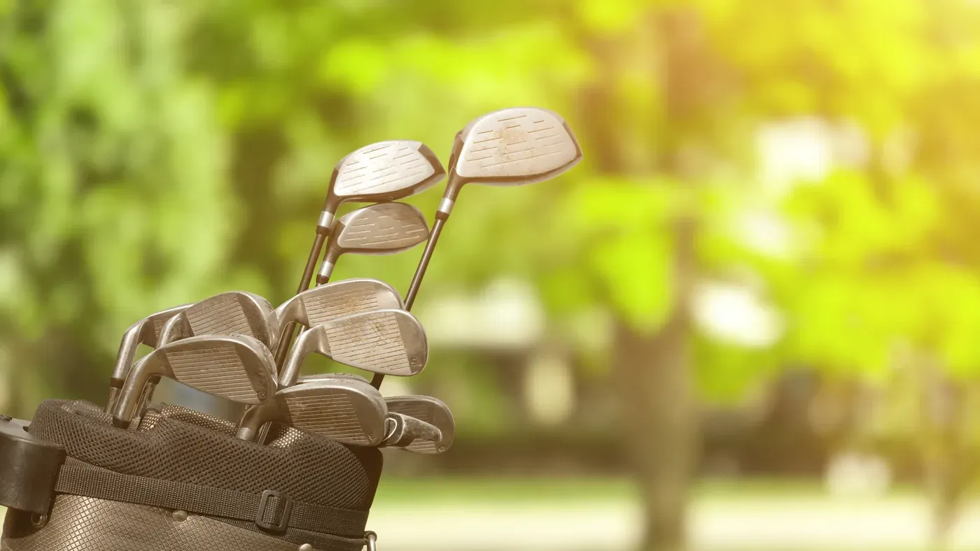Golfklubbor ur bästa golfset för herr sticker upp ur bagen