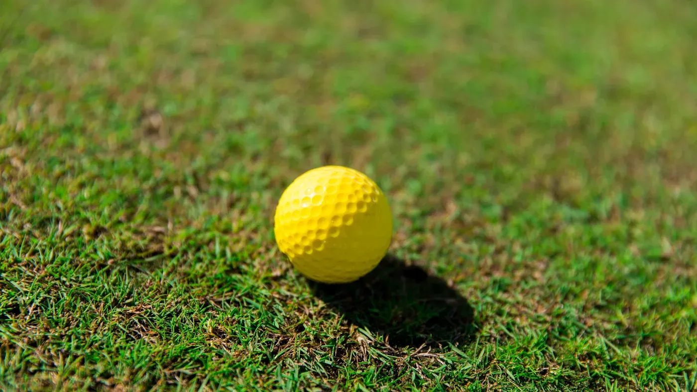 En av årets bästa golfbollar ligger på green